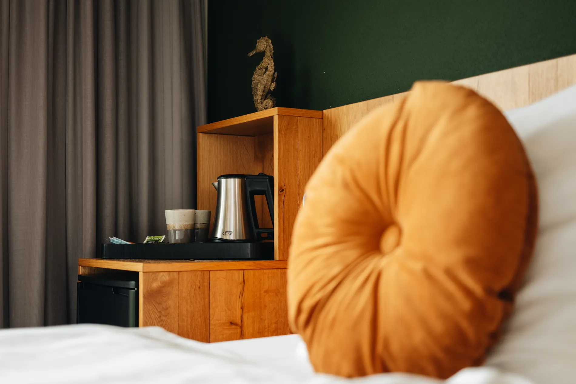 Zithoek en privéterras van de suite in de rustige buitenring